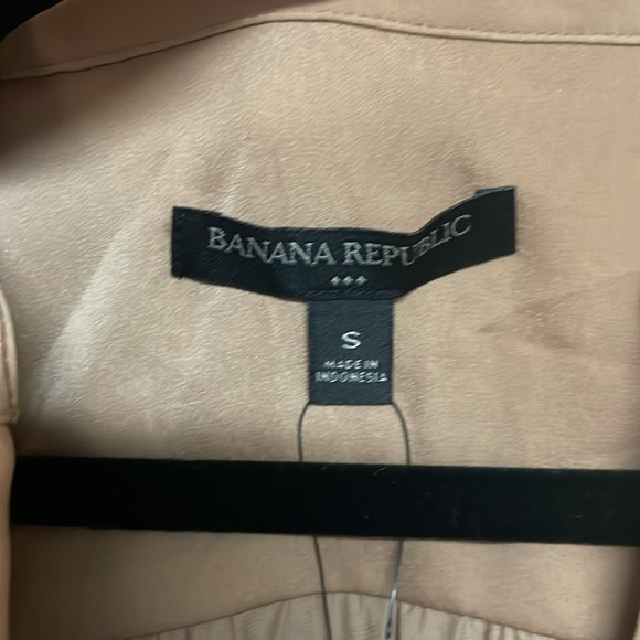 Banana Republic size Small Tan V-Neck Long Sleeve Silk Lightweight Blouse - Picture 2 of 8